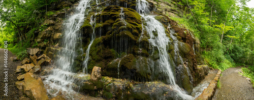 Obraz na płótnie Panorama of Wolf Creek Falls with Trail w salonie