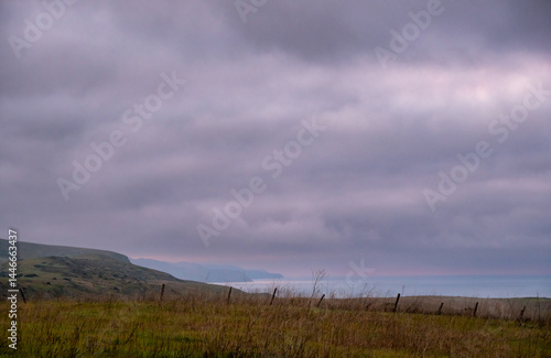 Obraz na płótnie Purple Skies over Grassy Shores of Santa Cruz Island w salonie