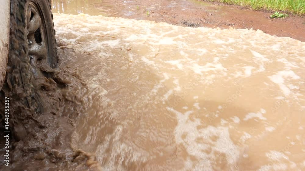 una llanta tirada sobre un charco de agua en la tierra al aire libre al exterior basura y contaminacion resiudos contaminantes