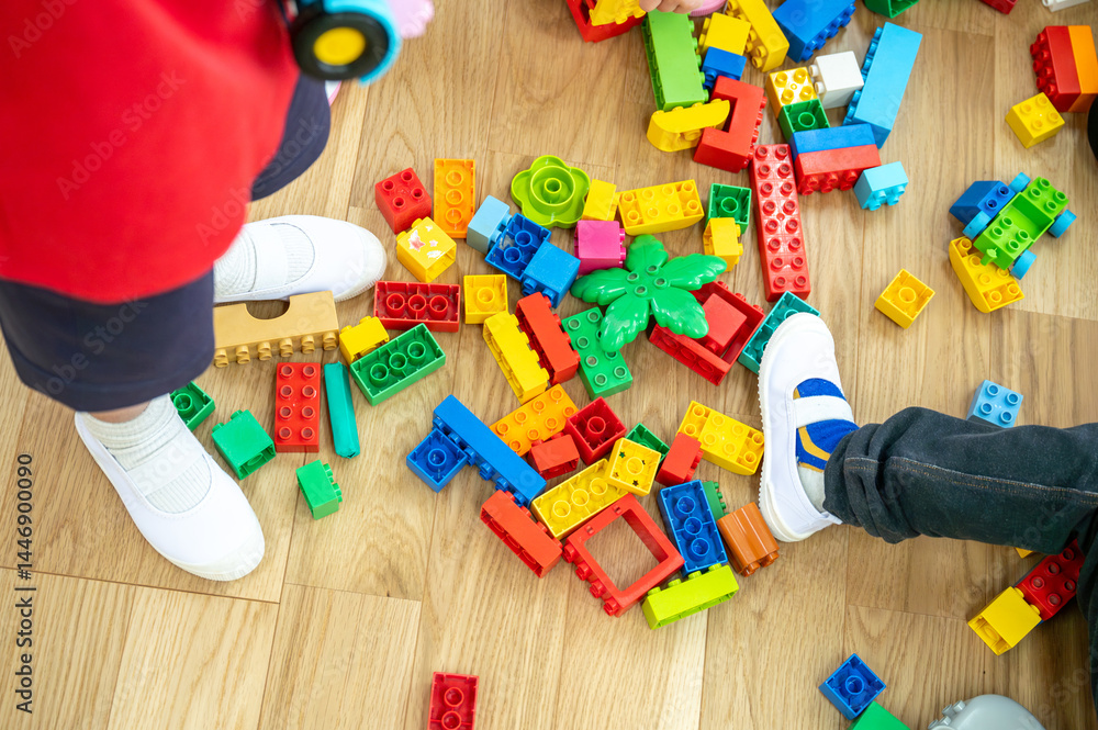 Fototapeta premium カラフルなブロックで遊ぶ保育園児
