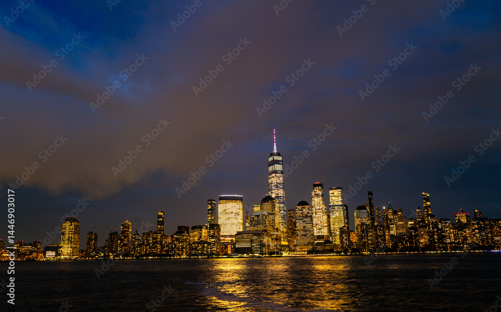 Obraz premium New York City skyline. NYC skyscrapers. Manhattan skyline at dusk. NY cityscape with lights. Night in New York. NYC night cityscape. Downtown Manhattan. New York at twilight. American city skyline.