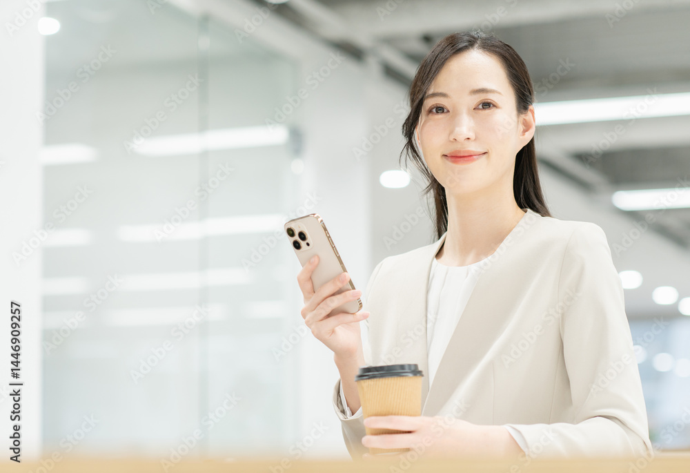 オフィスで働く若いビジネスウーマン オフィスで働く若いビジネスウーマン