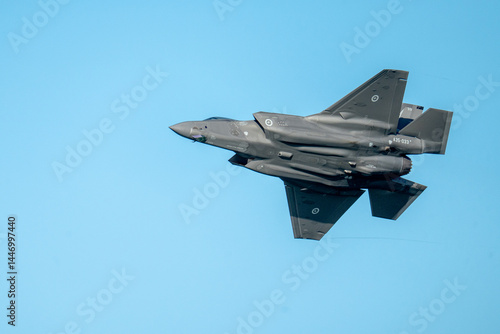 Fotografie F35 flying through the air at airshow