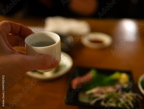 居酒屋で日本酒を飲む