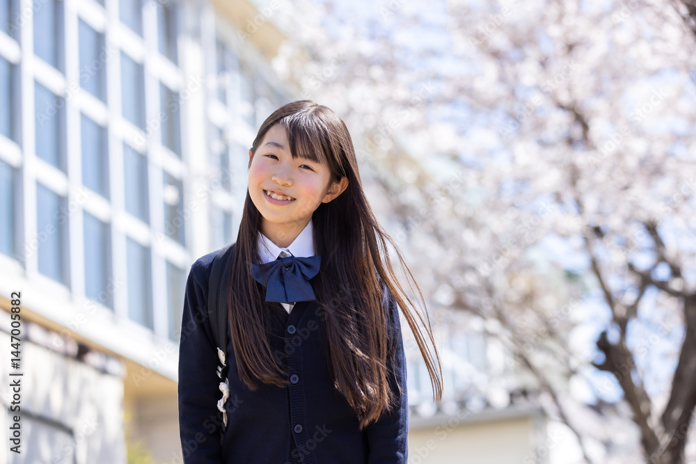 Fototapeta premium 春の校舎と笑顔の学生