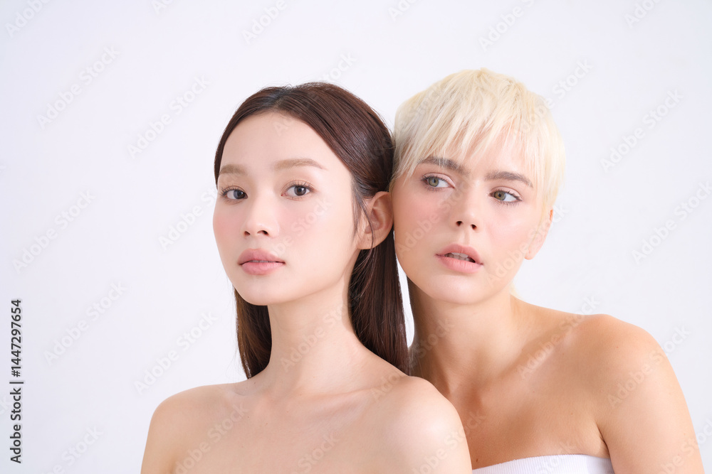 アジア人女性と白人女性の多国籍なスキンケアイメージ アジア人女性と白人女性の多国籍なスキンケアイメージ