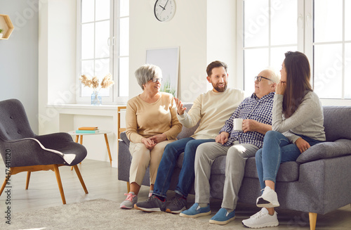 Foto Happy family talk of multi generational relative people at home, mature woman, m