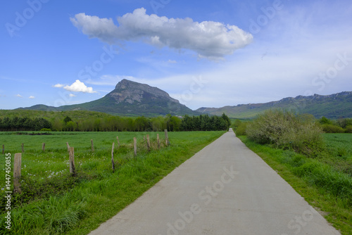 Obraz na płótnie On the road that runs through the valley of Sakana, stands the majestic Beriain mountain, a natural treasure of Navarre. w salonie