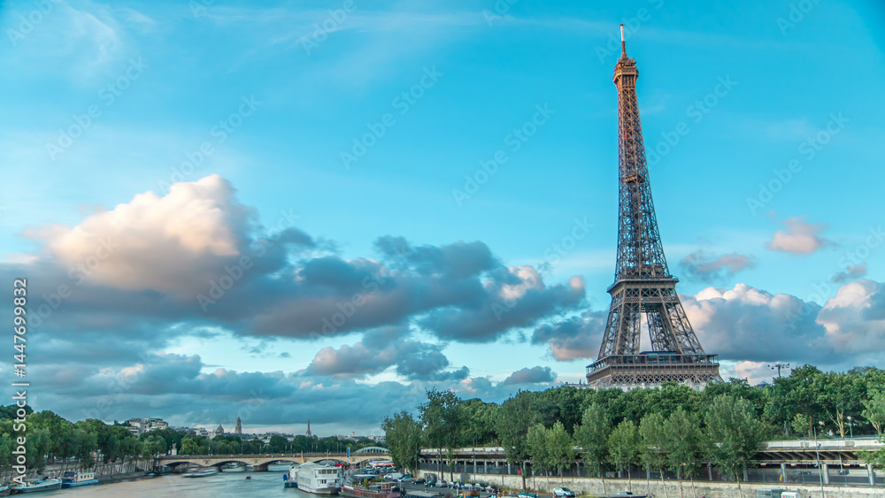 Obraz premium Eiffel Tower with boats in evening timelapse Paris, France
