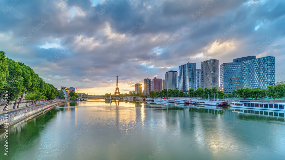 Fototapeta premium Eiffel Tower sunrise timelapse with boats on Seine river and in Paris, France.