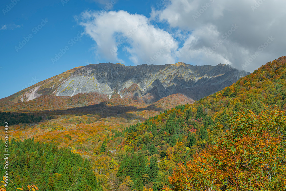 Fototapeta premium 日本の鳥取にある大山北壁と紅葉