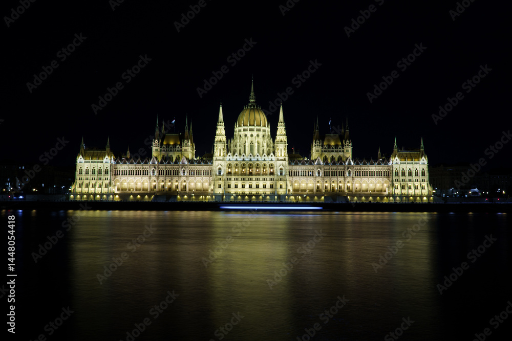 Fototapeta premium hungarian parliament building