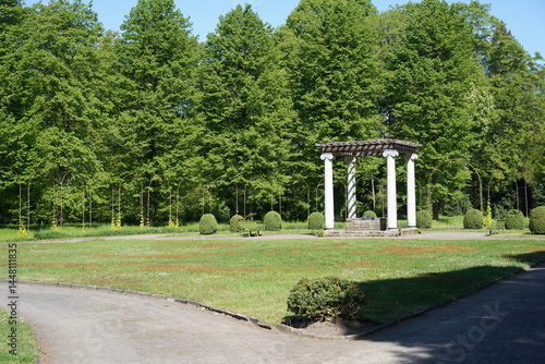 Obraz na płótnie Der Hippodrom von Park Sanssouci im Frühling w salonie