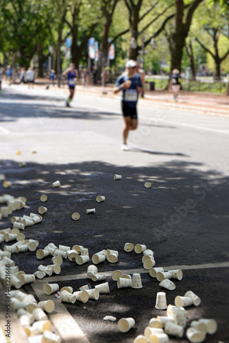trinkbecher am rand der marathon strecke