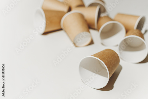 Obraz na płótnie Many Recyclable Cardboard Disposable Cups on White. w salonie