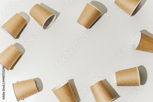 Obraz na płótnie Many Recyclable Cardboard Disposable Cups on White. w salonie