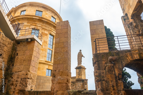 Obraz na płótnie Statue overlooking ancient roman ruins in tarragona, spain w salonie