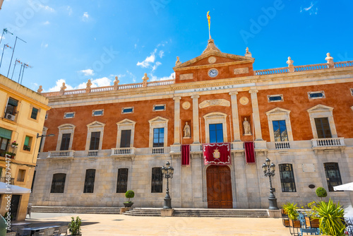 Obraz na płótnie Tarragona city hall building showing catalan flag on facade w salonie