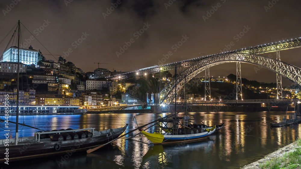 Fototapeta premium Timelapse of The Dom Luis I Bridge over Douro River between the cities of Porto and Vila Nova de Gaia, Portugal