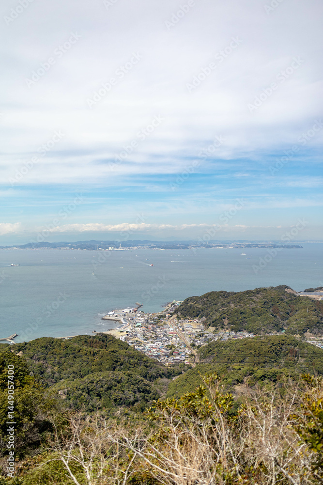 すぐ先に青が綺麗な海が広がっている。 すぐ先に青が綺麗な海が広がっている。