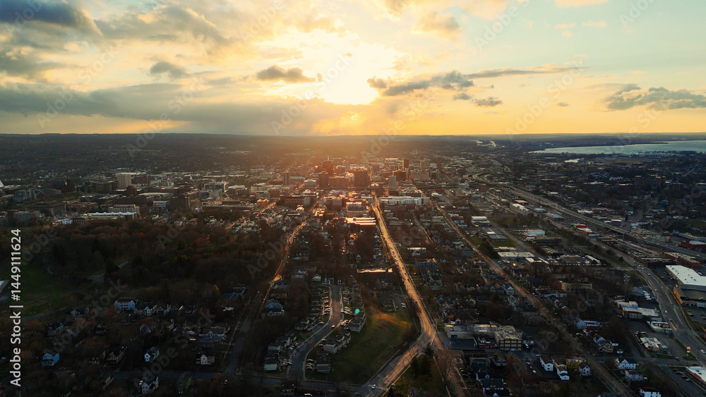 Obraz premium Aerial View of the Syracuse City Skyline and the network of it's roads as the sun begins to set over it.