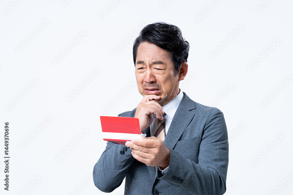 通帳を持つミドルのビジネスマン 通帳を持つミドルのビジネスマン