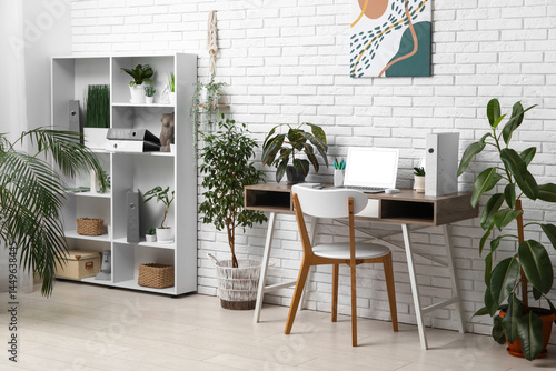 Modern home office workspac...