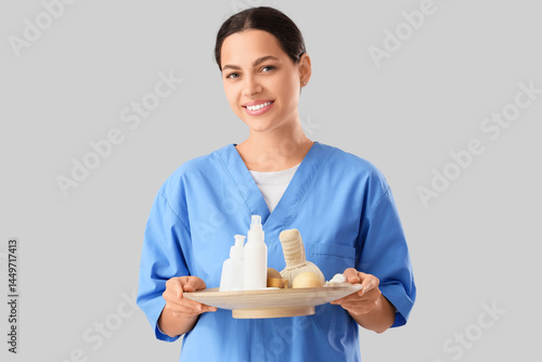 Female massage therapist wi...
