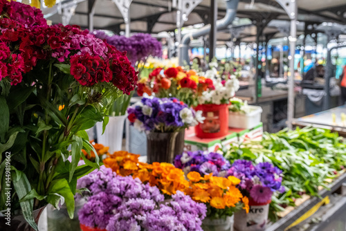 Wallpaper Mural Farbenfrohe Blumen in Eimern auf serbischem Marktstand im Freien Torontodigital.ca