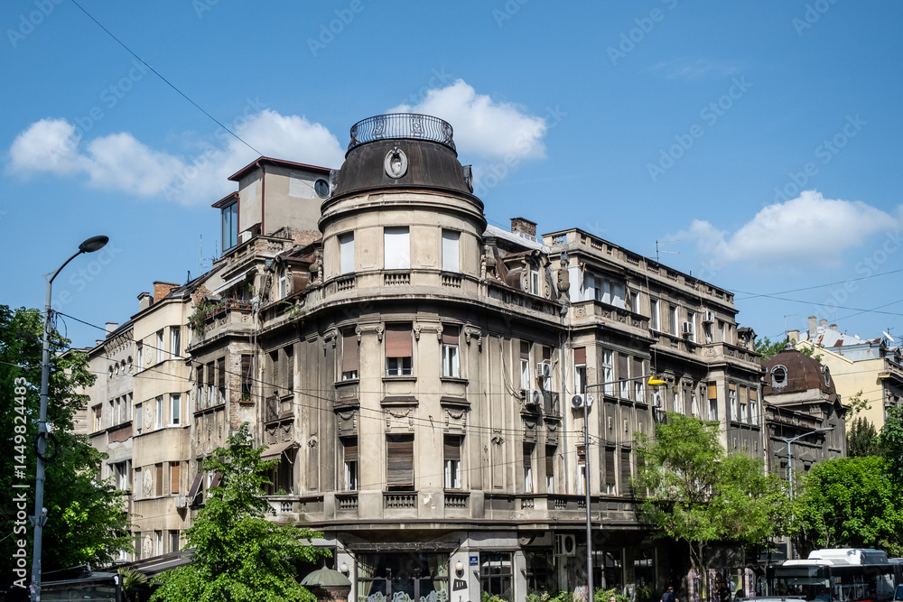 Fototapeta premium Historisches Gebäude mit Kuppel in belebter Straße von Belgrad, Serbien