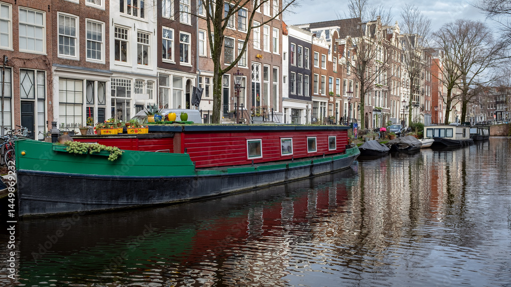 Obraz premium Houseboats on an Amsterdam canal
