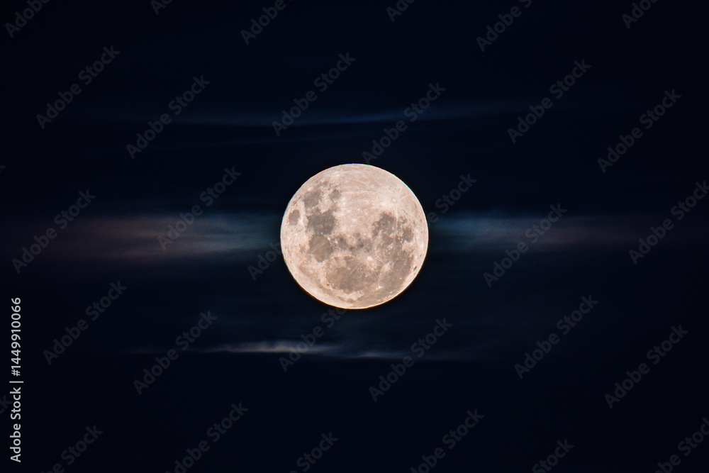 Obraz premium Full Moon Rising at the Waterfront