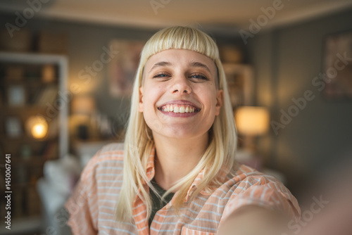 Obraz na płótnie Young beautiful woman do selfie picture at home smile happy