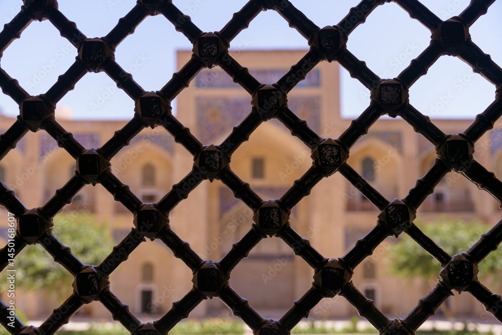Naklejka premium A building with a blue and white roof