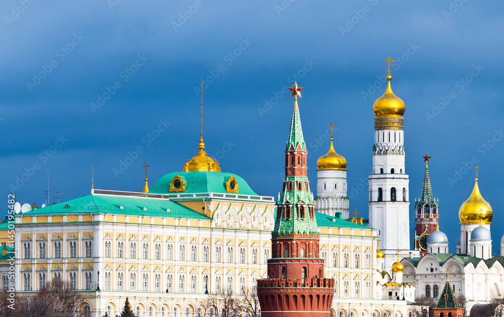 Obraz premium Moscow Kremlin view in winter day. Black clouds and sun light. Moscow. Russia
