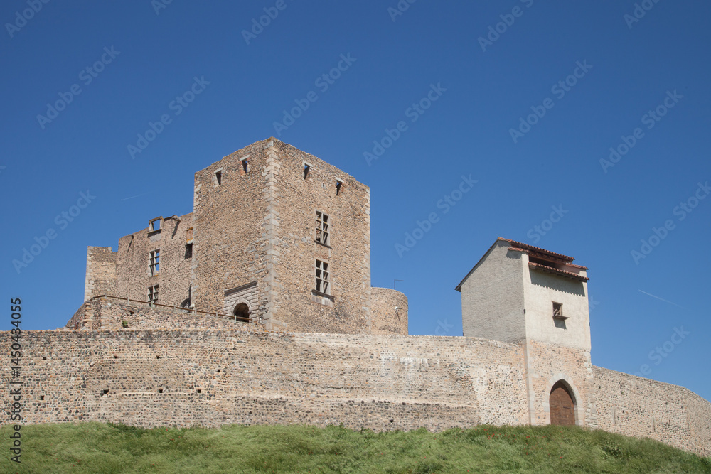 Au pied des remparts et du château médiéval de Montrons les Bains (Loire) Au pied des remparts et du château médiéval de Montrons les Bains (Loire)