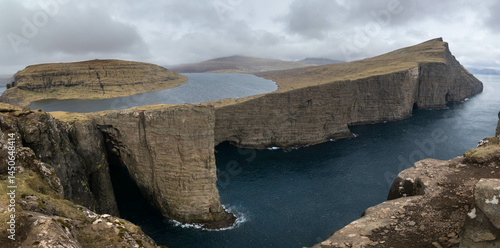Panorama spectaculaire du lac Sørvágsvatn suspendu au-dessus de l'océan Atlantique, îles Féroé