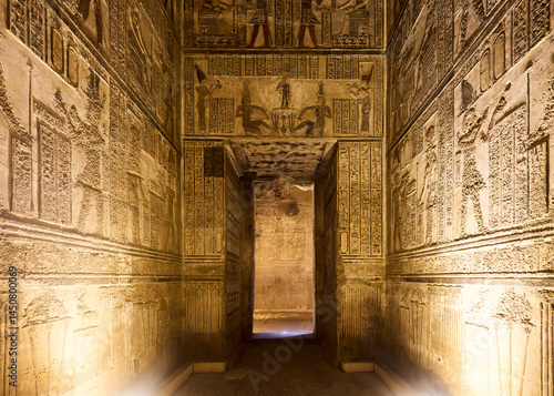 Konstfotografi old temple in the old town of dendra egypt