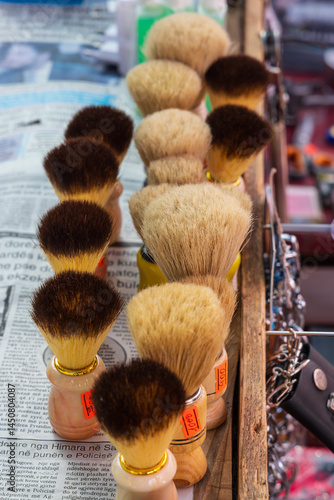 Obraz na płótnie Shaving brushes for sale at an outdoor market. w salonie