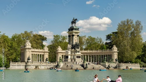 el retiro lake in madrid spain