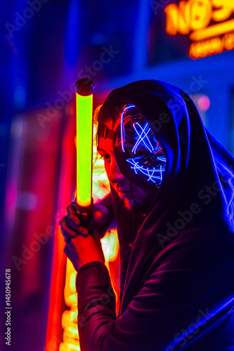 Obraz na płótnie Cyberpunk man against neon background of night city w salonie
