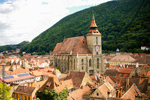 Vista áerea de la ciudad de Brasov con la icónica montaña de fondo. Casas estilo medieval de piedra antigua