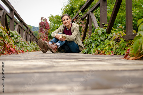 Chica en puente de mader antiguo en fortificacion en Brasov, Rumania