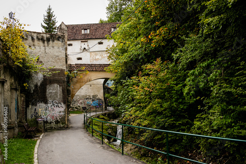 Caminata en parque rodeado de una fortificación medieval en Brasov, Rumania.