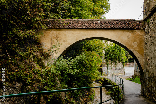 Caminata en parque rodeado de una fortificación medieval en Brasov, Rumania.