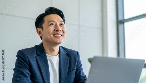 オフィスで打合せする日本人ビジネスマン