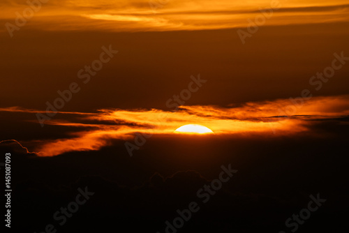 Obraz na płótnie Sky Light Orange as Sun Drops into Clouds w salonie