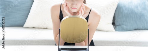 Foto 鏡を見て不満げな表情の女性
