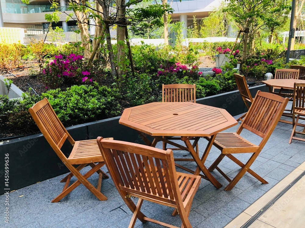 Obraz premium 屋外スペースのテーブルとイス