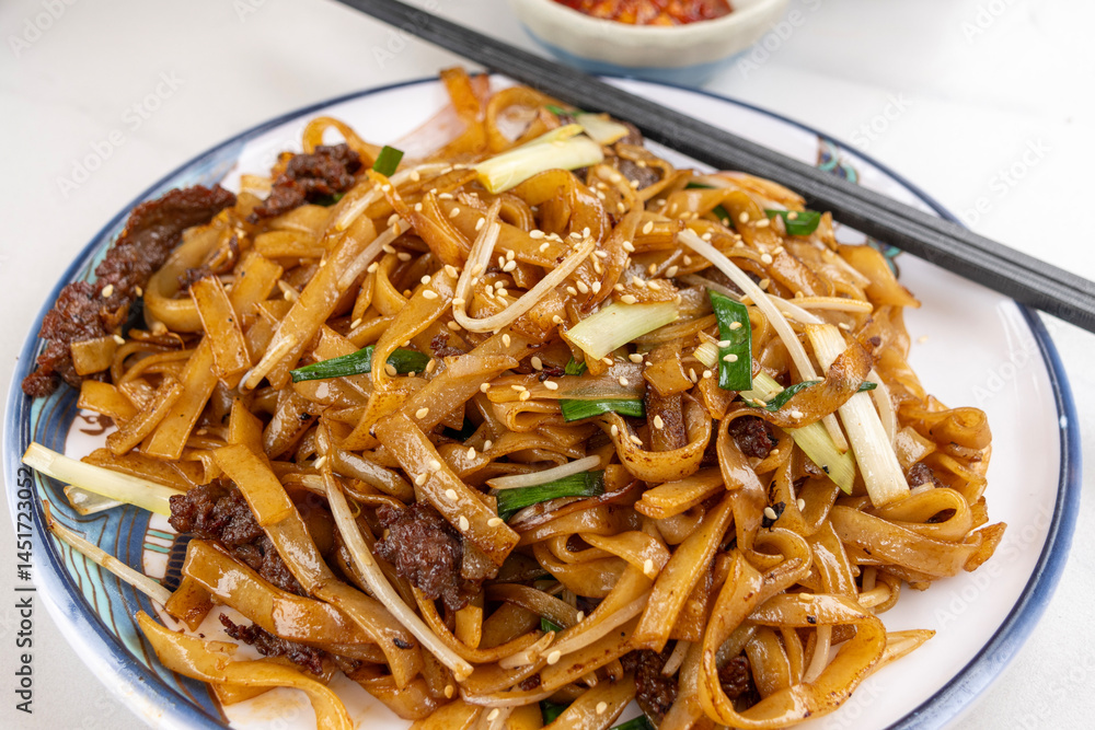 Stir fried rice noodle with beef served on a plate